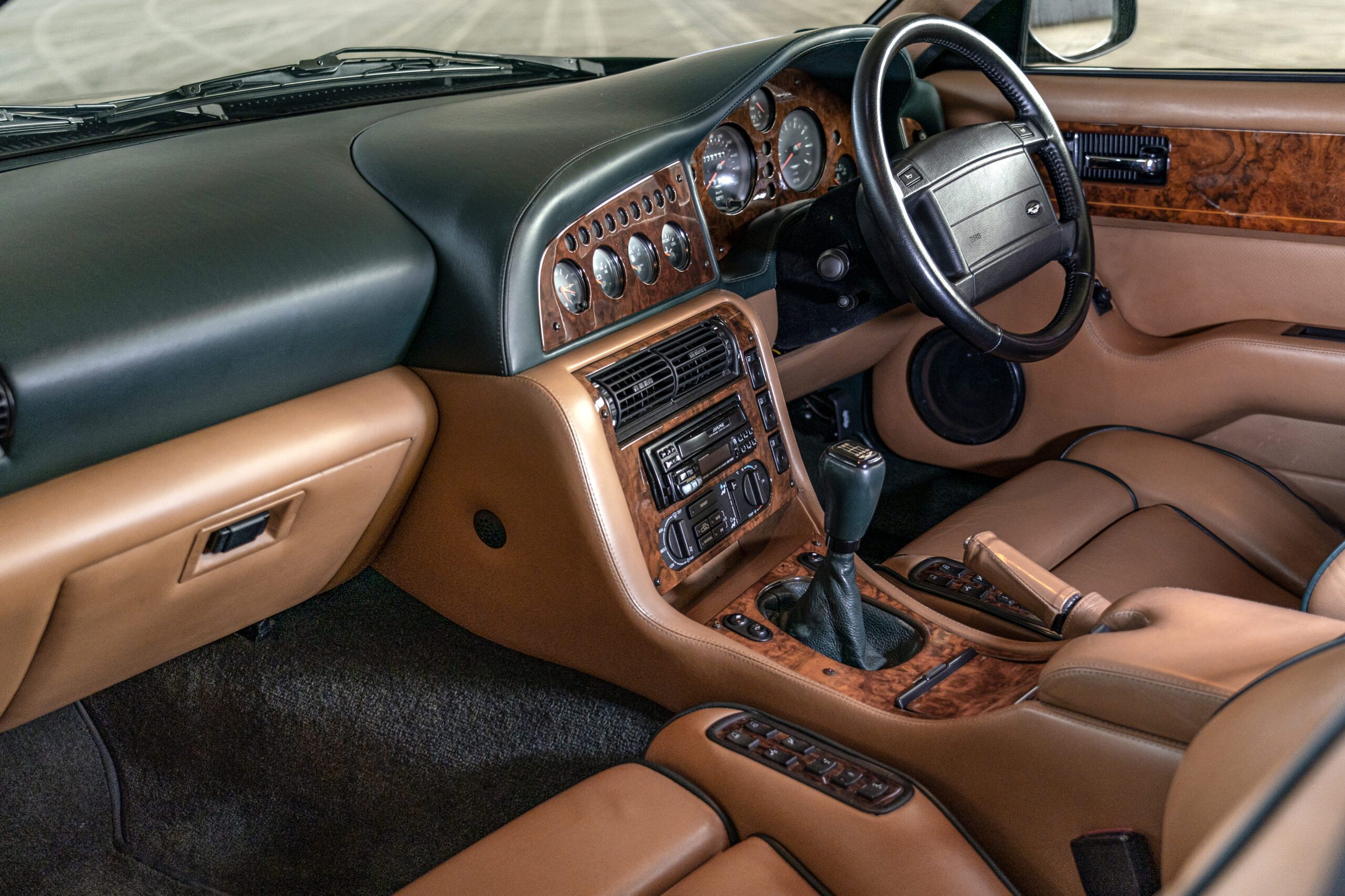 V8 Vantage V550